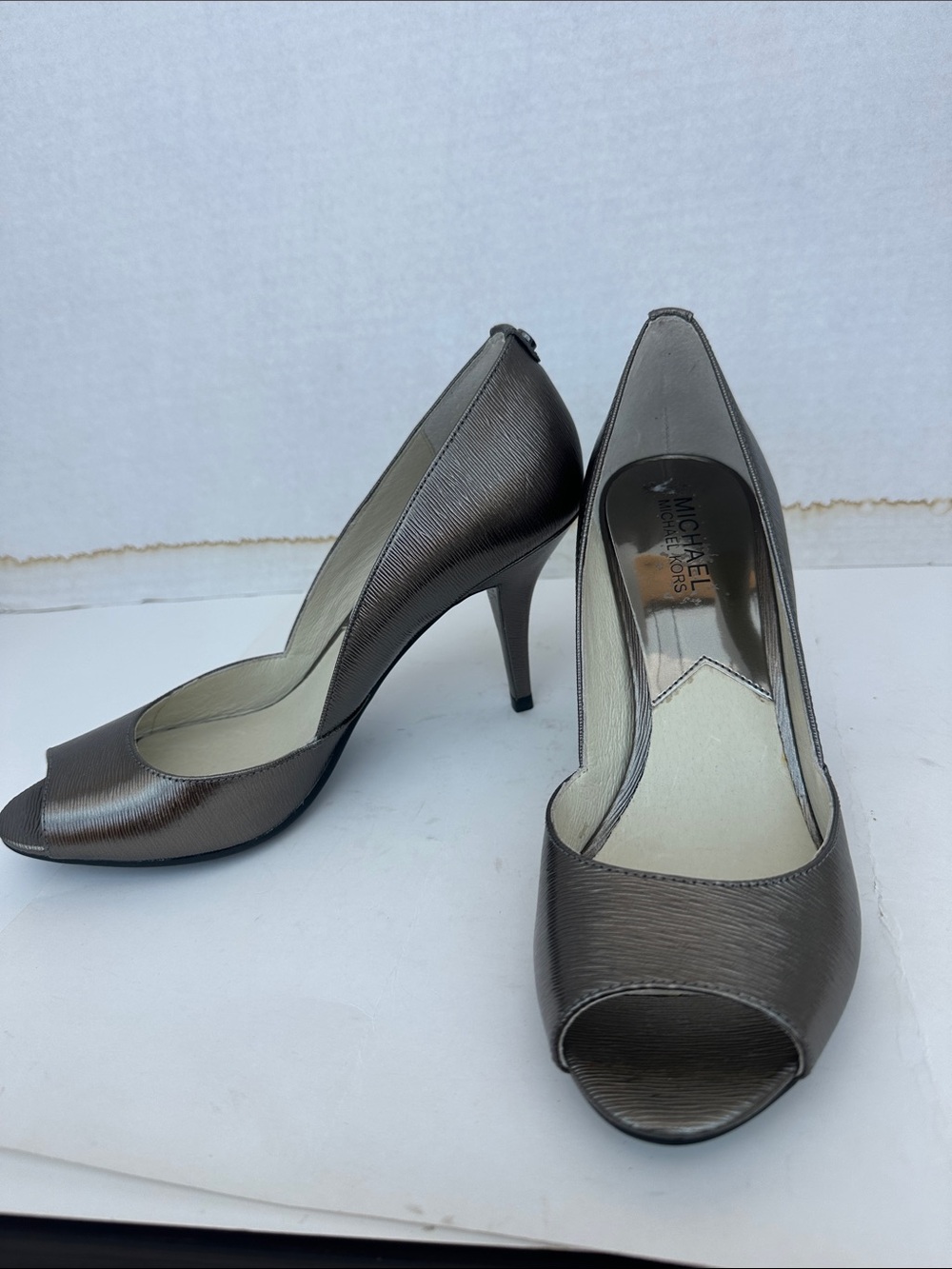 Michael Kors Pewter Natalie  Peep-Toe Leather Pumps sz 8.5 M
